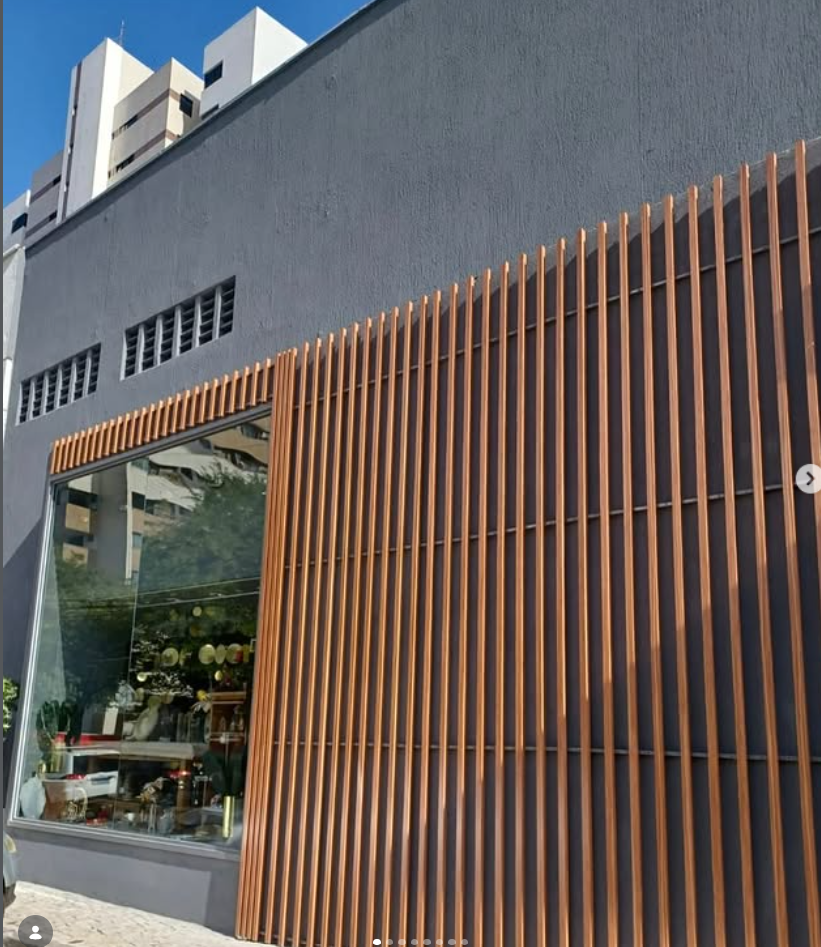 Fachada comercial revitalizada com brise de madeira executada pela ALLS Engenharia