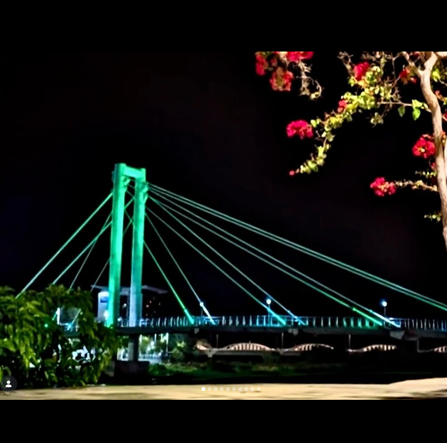 Obra de arte urbana iluminada em Fortaleza, ponte estaiada à noite